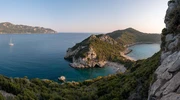 o insulă stâncoasă în mijlocul unui corp de apă în grecia