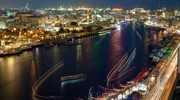 o vedere a unui oraș noaptea în emiratele arabe unite