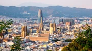 o vedere a unui oraș cu un munte în fundal în spania