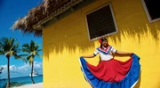 o persoană care stă lângă un palmier în republica dominicană
