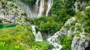 parcul național lacurile plitvice, înconjurat de copaci în croația