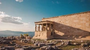 un castel pe vârful unei stânci în grecia