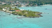 o insulă în mijlocul unui corp de apă în republica dominicană