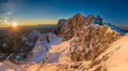 un munte acoperit cu zapada în austria