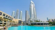 un corp mare de apă cu un oraș în fundal în emiratele arabe unite