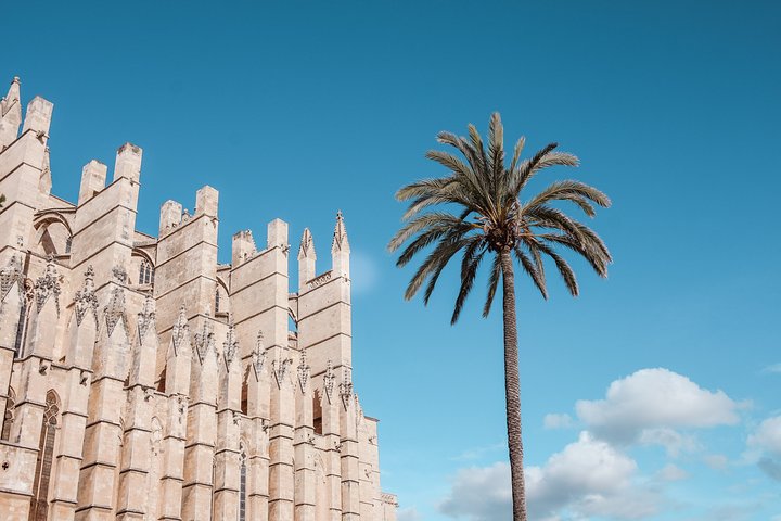 Esta iglesia se construyó como una promesa a la virgen por el rey Jaime Primero si lo ayudaba a regresar vivo de la guerra.