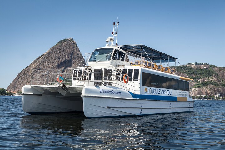 Embark on the ultimate Rio Boat Tour, where every wave brings a new adventure against the backdrop of Sugarloaf Mountain!