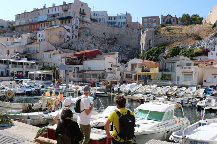 Together, we visit to be amazed as much as to understand the life of the people of Marseille.