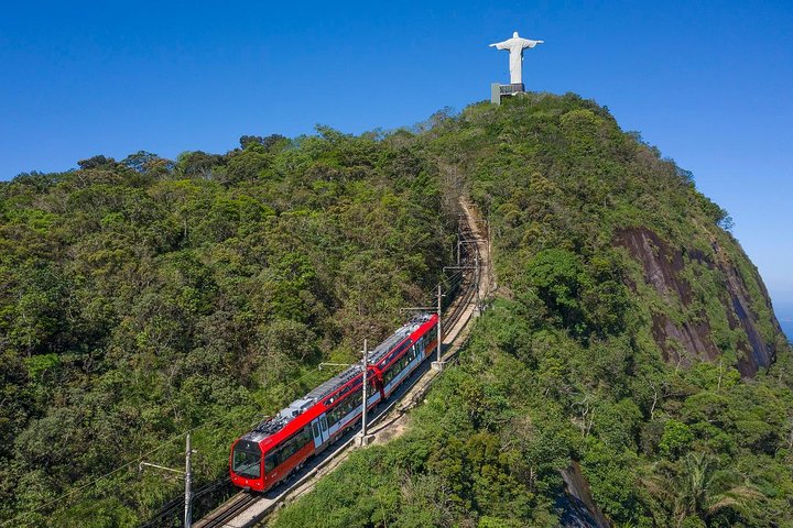 Train ride up to Christ Redeemer. By Óskar Sjostedt