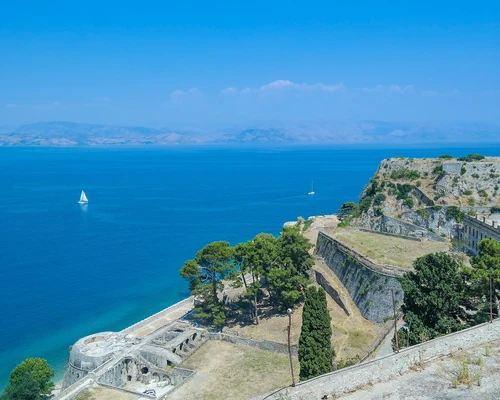 un corp de apă cu un munte în fundal în insula corfu