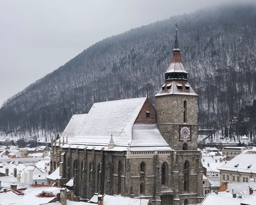 un castel pe vârful unui munte acoperit cu zăpadă în brașov