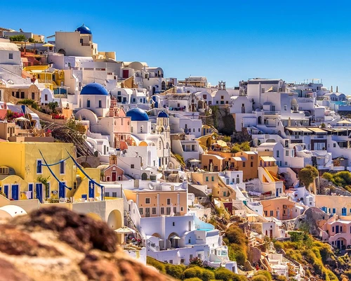 o vedere aeriană a unui oraș în santorini