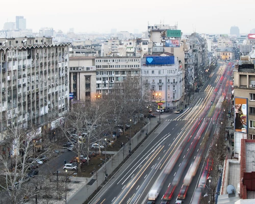 un tren mare și lung pe o șină din oraș în bucurești