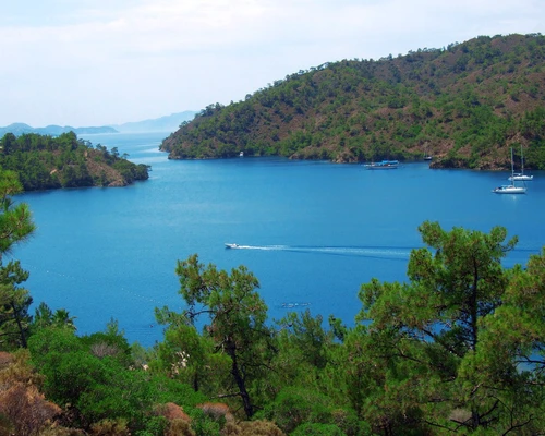 o insulă în mijlocul unui lac înconjurat de un corp de apă în marmaris