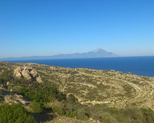 o vedere a unui deal stâncos în peninsula halkidiki