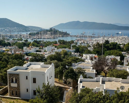 o vedere a unui oraș cu un munte în fundal în bodrum