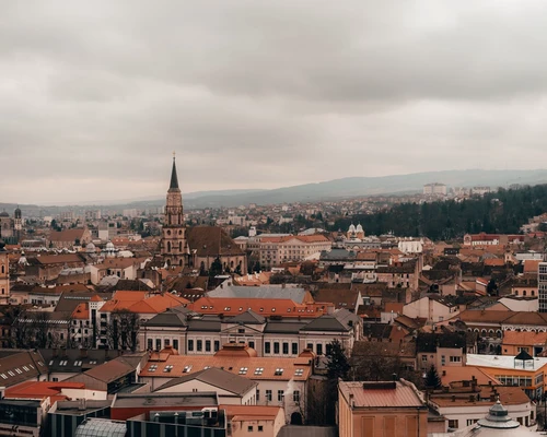 o clădire mare cu un munte în fundal în cluj napoca