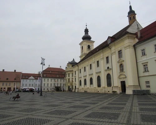 o clădire mare din piatră în sibiu