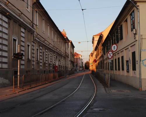 o scenă de stradă cu accent pe partea laterală a unei clădiri în timișoara