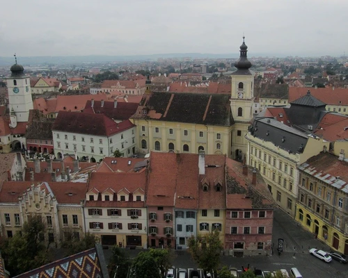 un castel ca o clădire cu un munte în fundal în sibiu