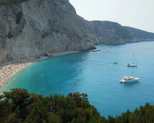 un corp mare de apă cu un munte în fundal în lefkada