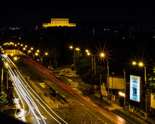 un semafor pe o stradă a orașului noaptea în bucurești