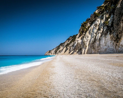 o plajă cu un munte în fundal în lefkada