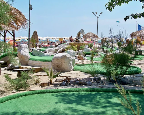 o grădină cu apă în fundal în sunny beach