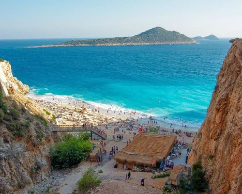 o plajă stâncoasă lângă ocean în antalya