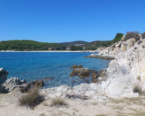 un mal stâncos lângă un corp de apă în peninsula halkidiki