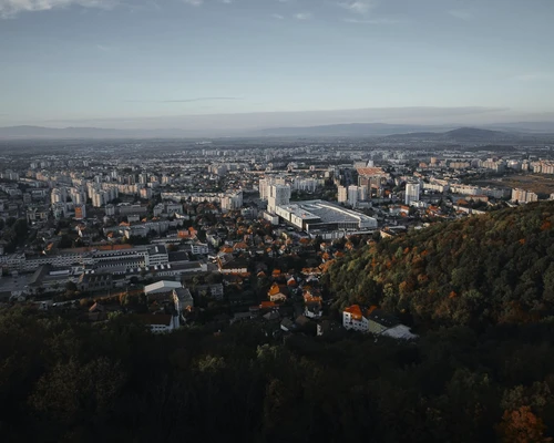 o vedere a unui oraș în brașov