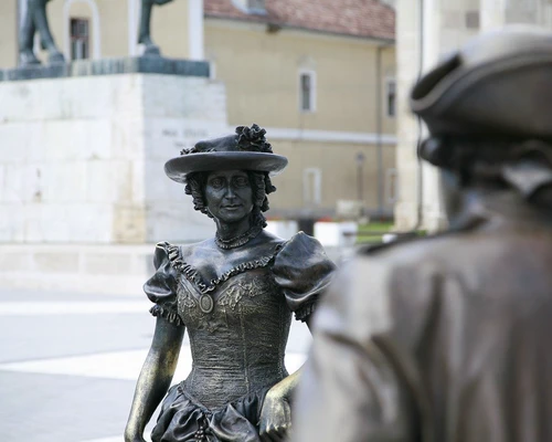 o statuie a unei persoane care poartă o pălărie în alba iulia