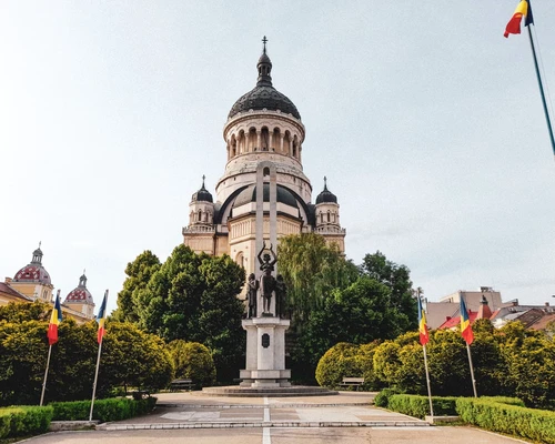 un mic turn cu ceas în fața unei clădiri în cluj napoca