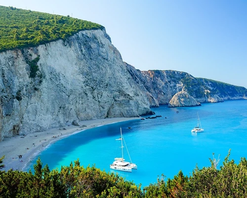 un corp mare de apă cu un munte în fundal în lefkada