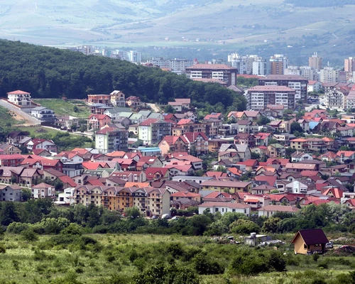 o clădire mare cu un munte în fundal în cluj napoca