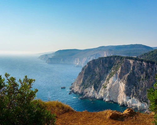 un corp de apă cu un munte în fundal în zakynthos