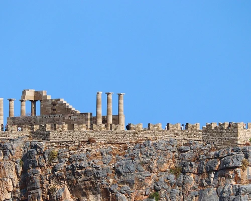 un castel deasupra unei stânci în rhodos