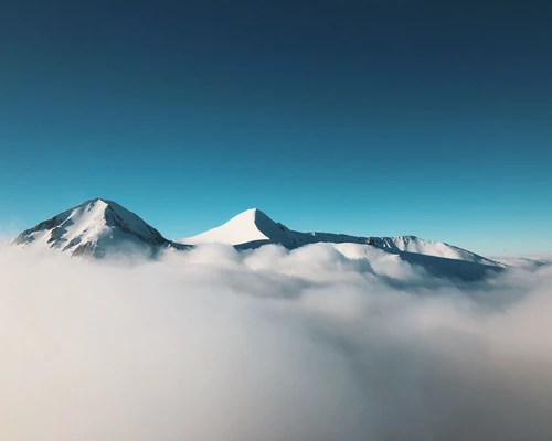 o pantă acoperită cu zăpadă în bansko