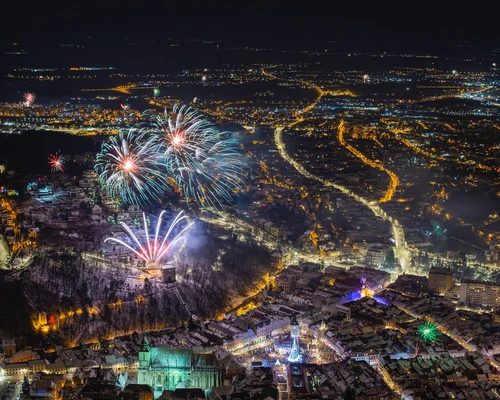 un grup de artificii pe cer în brașov