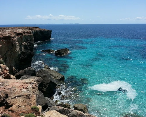 o plajă stâncoasă lângă ocean în mallorca