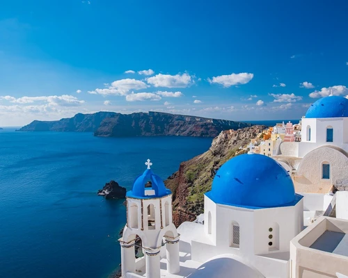 o barcă care stă în vârful santorini în santorini