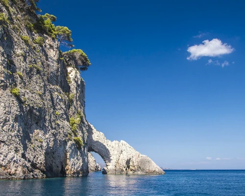 un corp mare de apă cu un munte în fundal în zakynthos