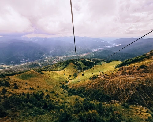 o vedere a unui munte în sibiu