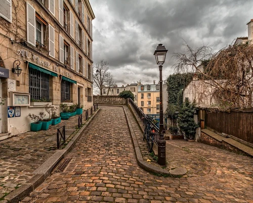 o clădire mare din cărămidă în paris