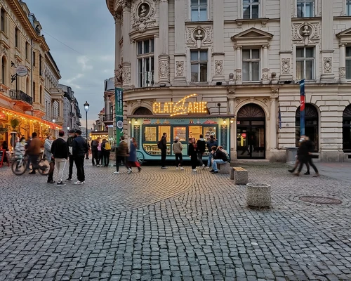 un grup de oameni mergând în fața unei clădiri în bucurești