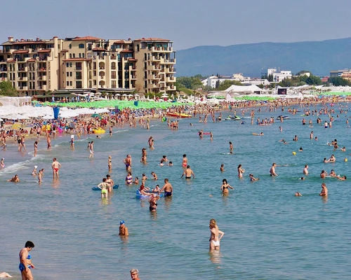 un grup de oameni pe o plajă în sunny beach