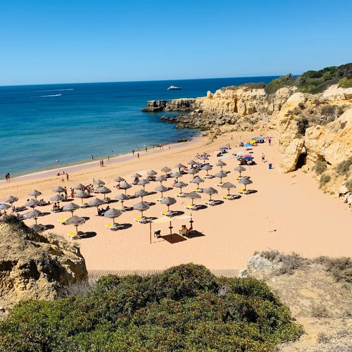 Cele mai bune 10 cluburi și baruri pe plajă din Algarve