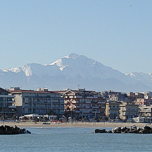 Pescara iarna: Farmecul sărbătorilor și activități de sezon