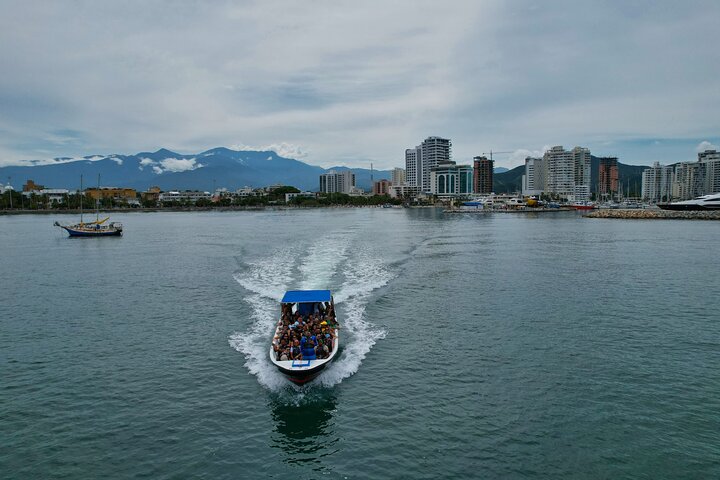 The Mamba leaves from Bahia de Santa Marta - Cabo San Juan.
Behind the Sierra Nevada.