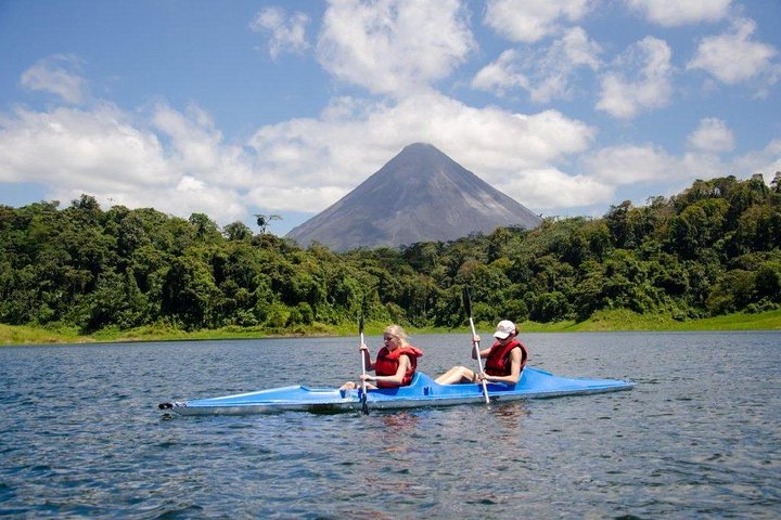 kayak-on-lake-arenal-or-peñas-blanc